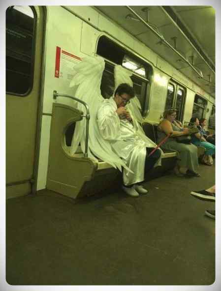 La cantidad de gente rara que viaja en el metro. 9
