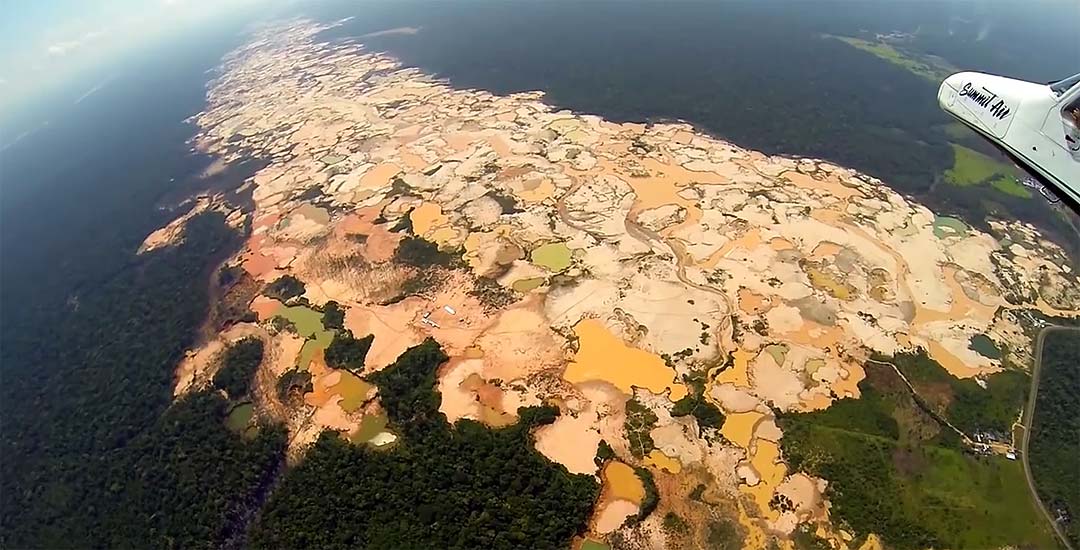Impresionantes imágenes de como la minería ilegal esta acabando con la selva en Perú. 1