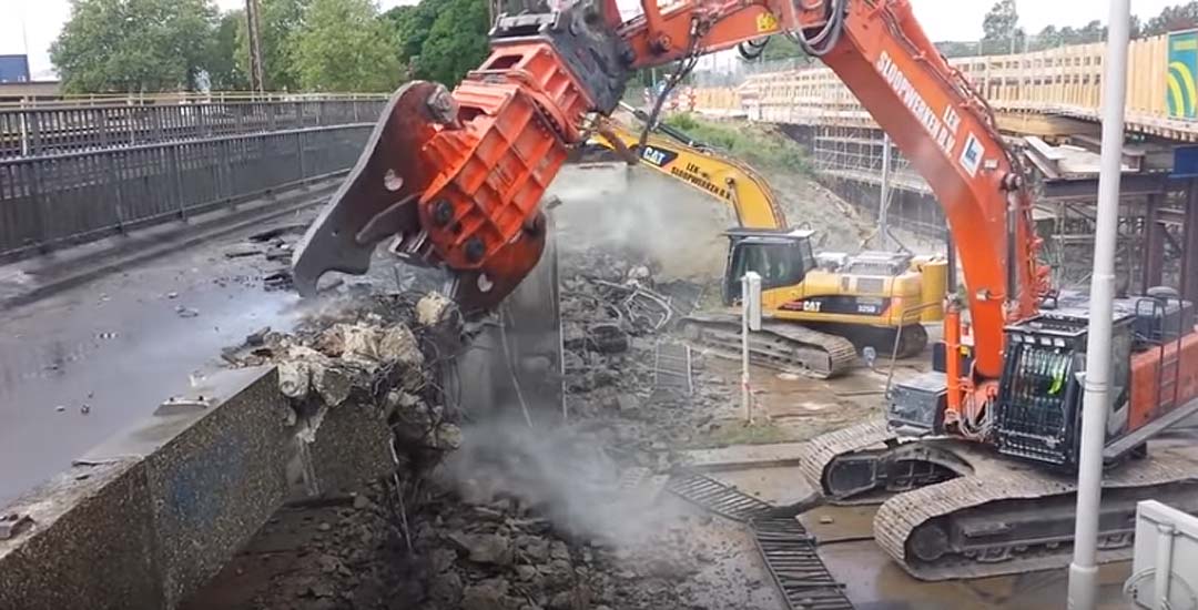 Vídeo de una súper cizalla hidráulica de demolición trabajando. 1