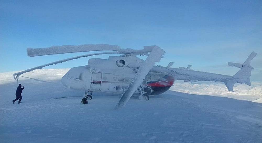 Helicóptero con turistas se congela en la cima de una montaña 1