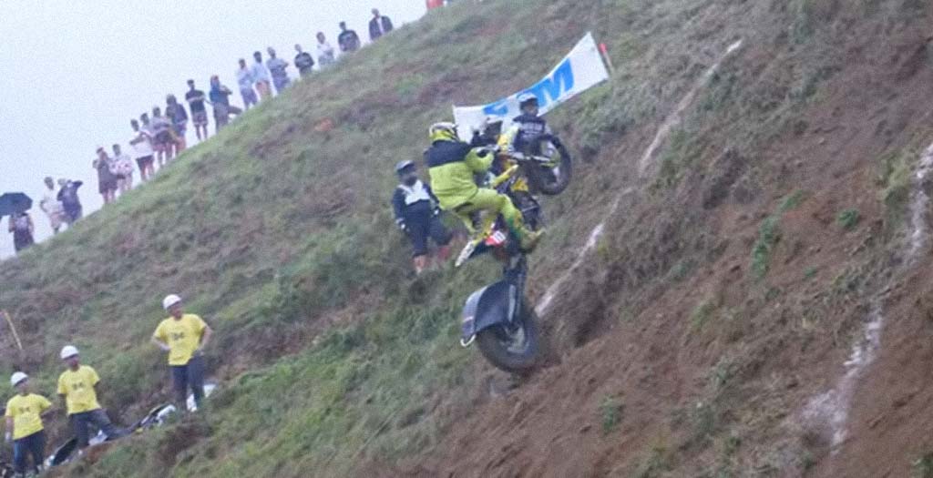 Impossible Climb, el ascenso en moto a una colina que es casi imposible de lograr 1